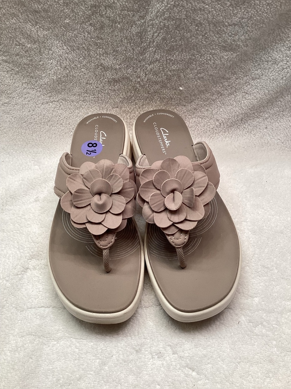 Clarks Women’s Taupe Floral Thong Sandals size 8.5w NEW